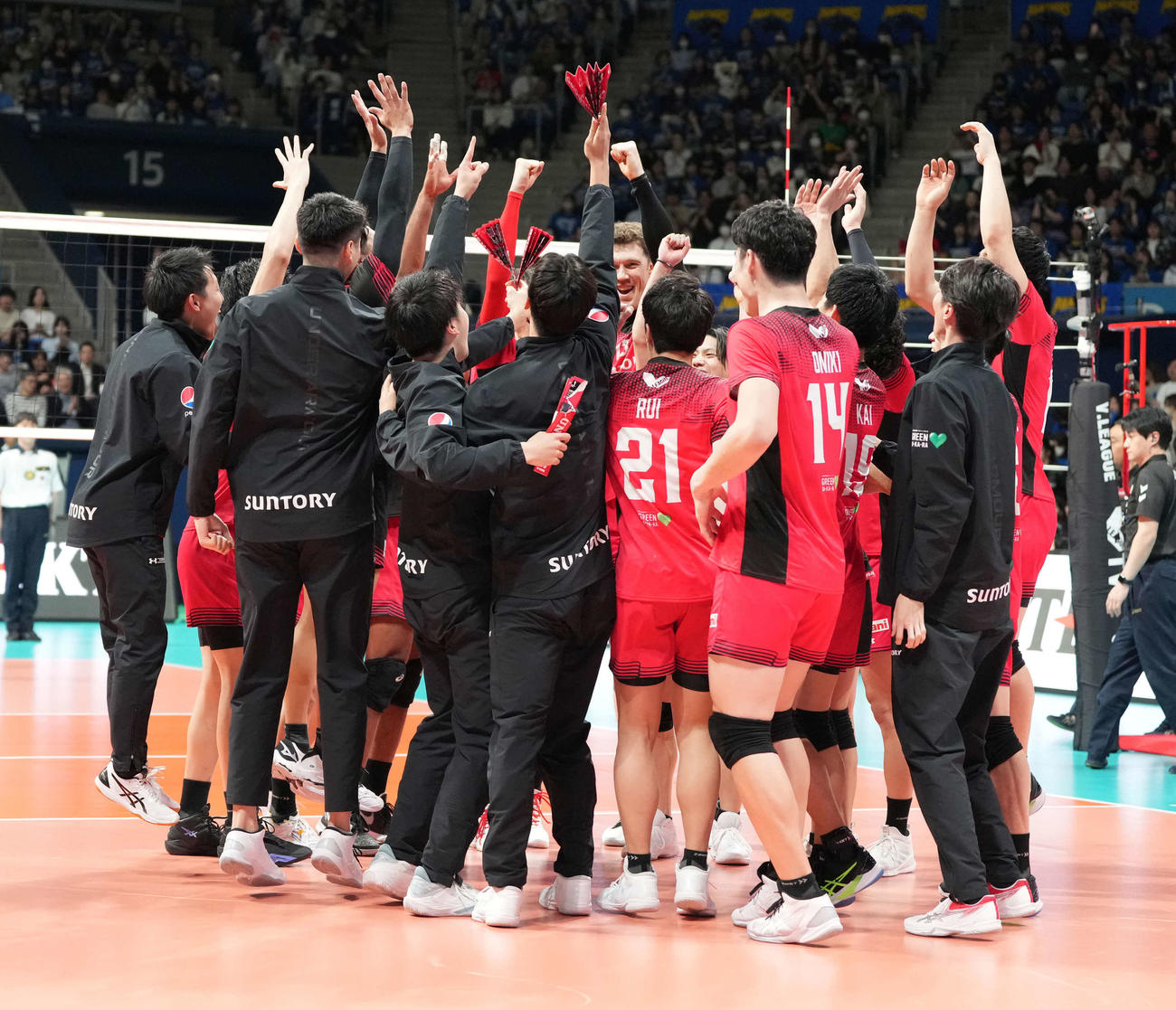 パナソニック対サントリー　Vリーグ1部プレーオフ決勝男子を制し歓喜に沸くサントリーの選手たち（撮影・小沢裕）