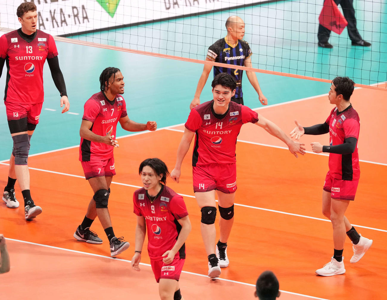 パナソニック対サントリー　第2セット、ポイントを奪いガッツポーズするサントリーの選手たち（撮影・小沢裕）