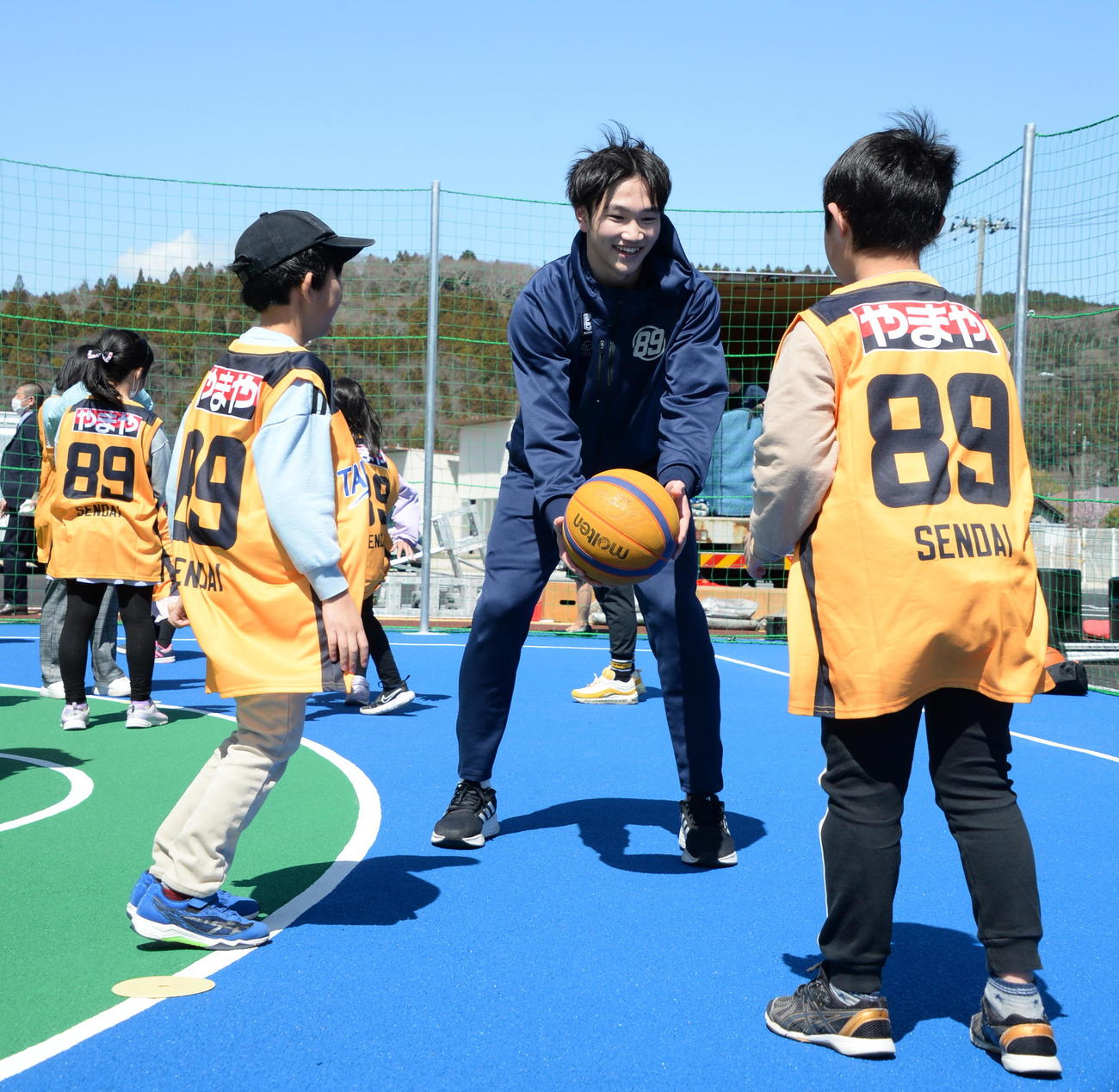 バスケ体験会で利府町の子どもたちと交流する仙台89ERSの阿部真（中央）（撮影・濱本神威）