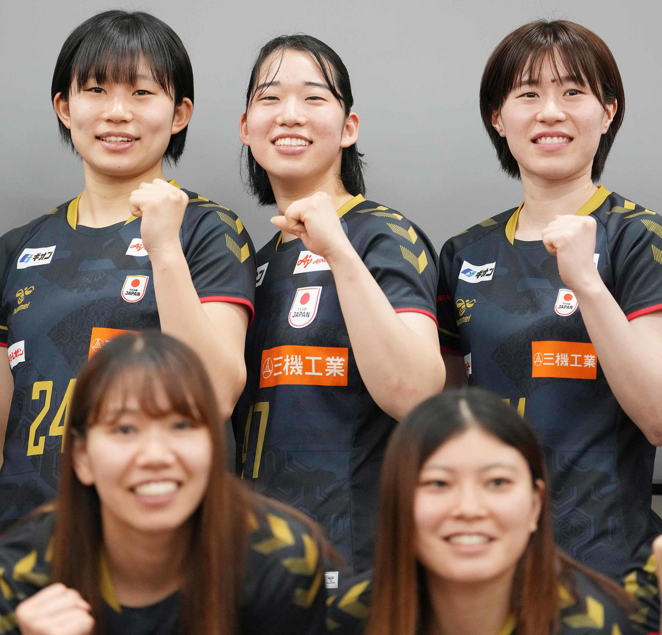 フォトセッションでガッツポーズする吉野（中央）（撮影・鈴木みどり）
