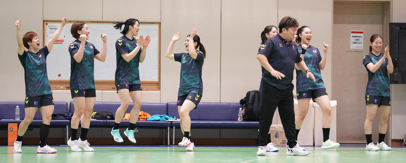 公開練習で盛り上がるハンドボール女子日本代表。左から3人目は吉野（撮影・鈴木みどり）