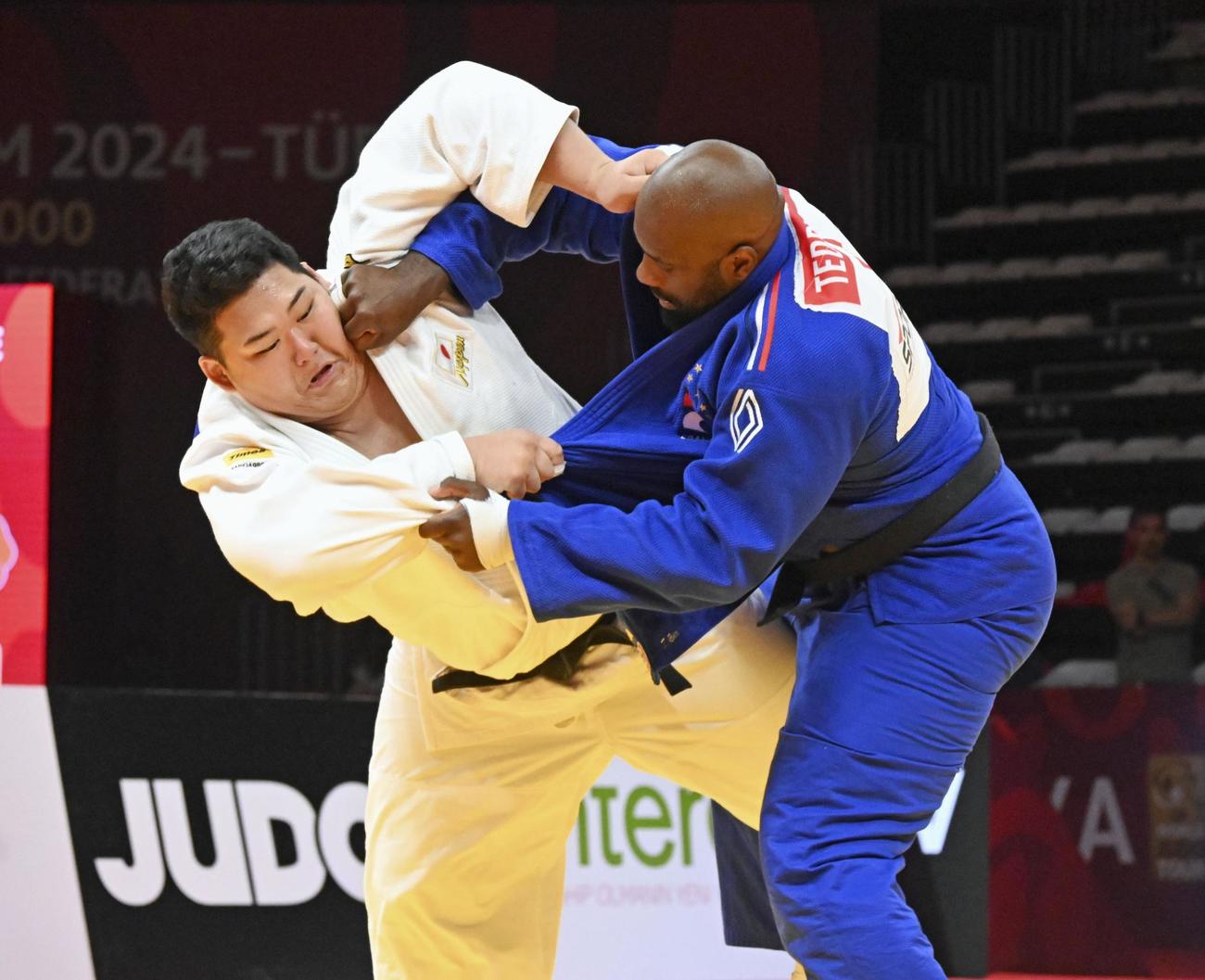 男子100 キロ 超級決勝　テディ・リネールと対戦する斉藤立＝アンタルヤ（共同）