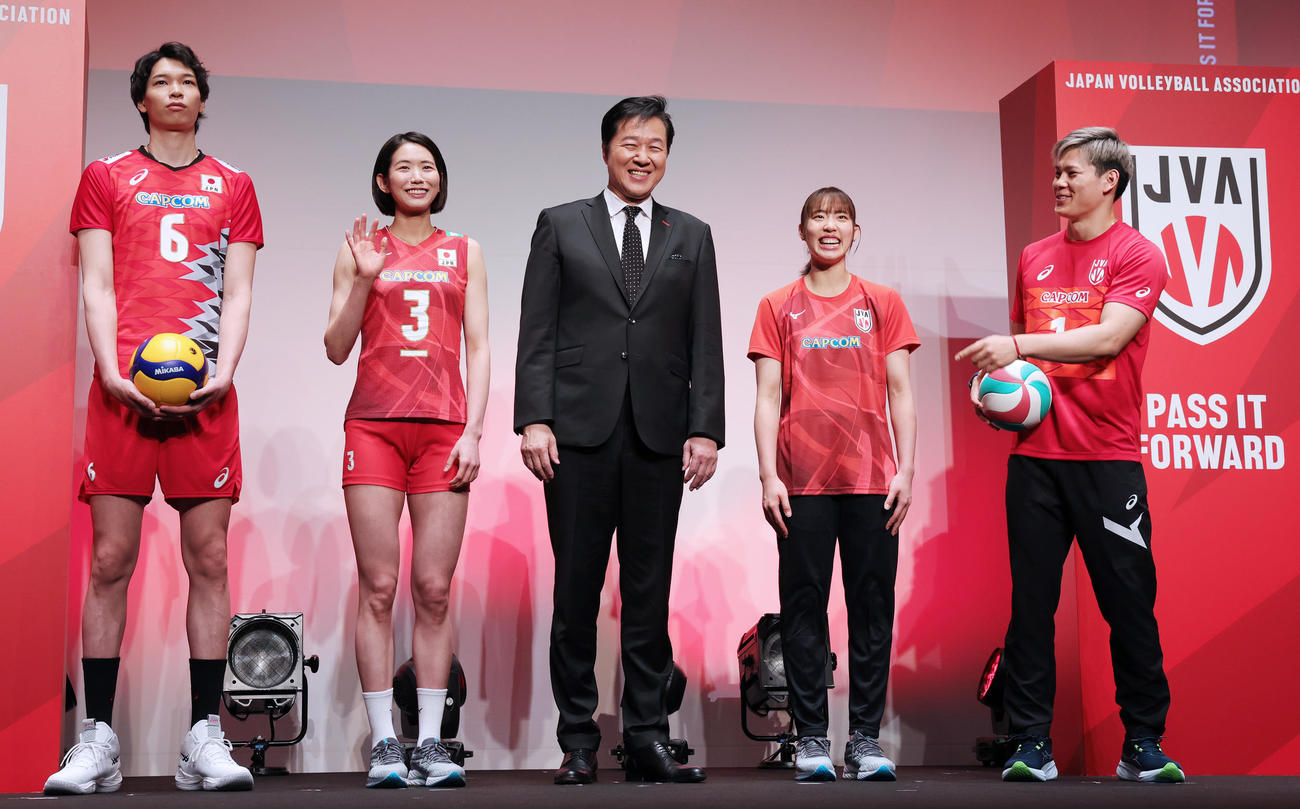 日本バレーボール協会の新ブランド発表イベントに登場し、新エンブレム、新ユニホームなどを披露した、左から山内、古賀、川合会長、関、西田（撮影・野上伸悟）