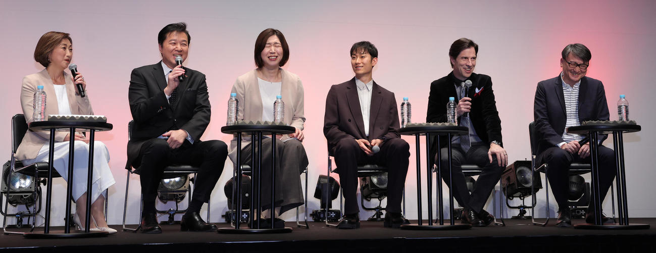 日本バレーボール協会の新ブランド発表イベントで、トークセッションを行った、左から田中ウルヴェ京氏、日本バレーボール協会・川合俊一会長、アスリート委員会の荒木絵里香委員、柳田将洋委員長、パトリック・ハーラン、生島淳氏（撮影・野上伸悟）