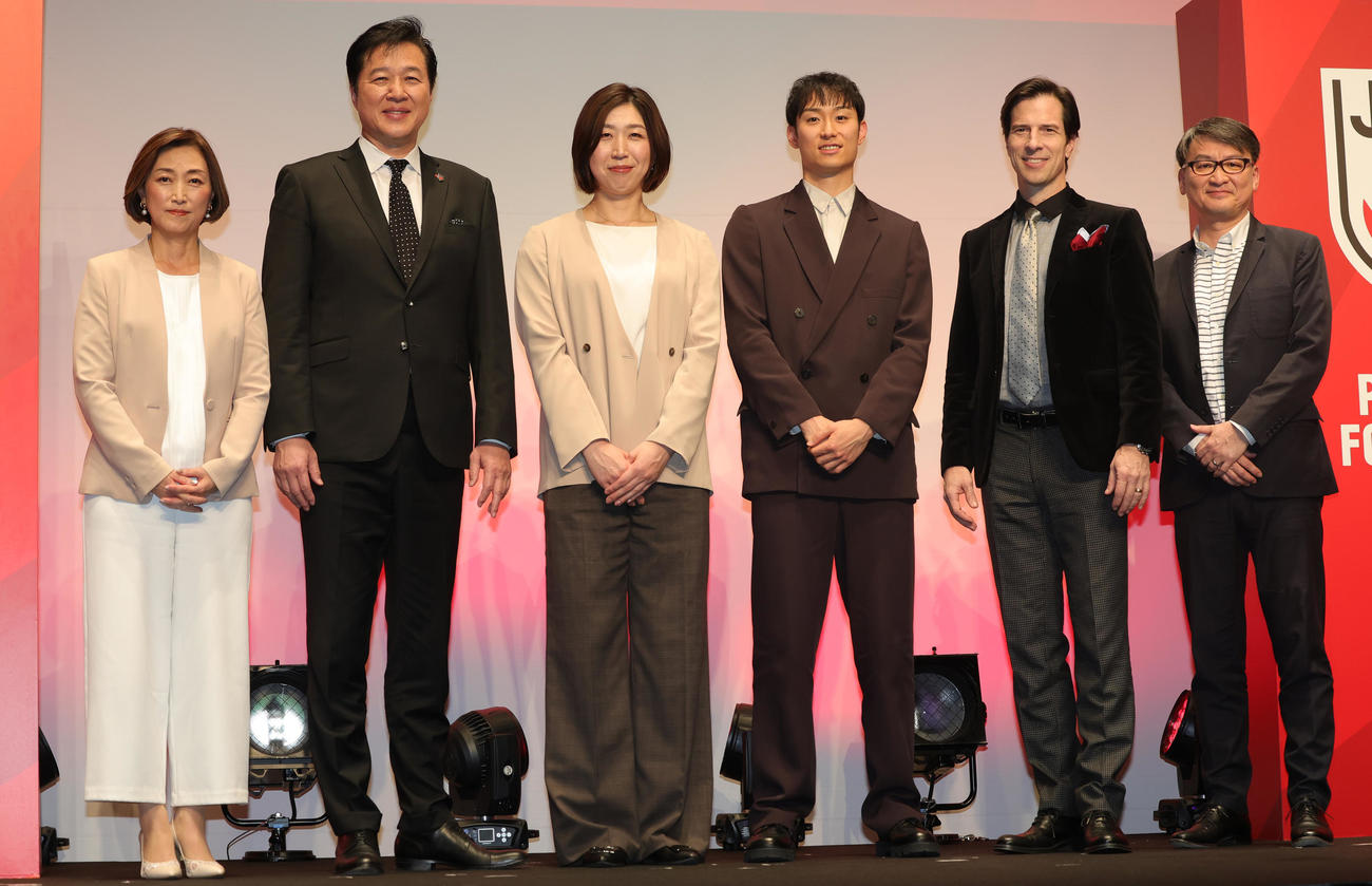 日本バレーボール協会の新ブランド発表イベントで、トークセッションを行った、左から田中ウルヴェ京氏、日本バレーボール協会・川合俊一会長、アスリート委員会の荒木絵里香委員、柳田将洋委員長、パトリック・ハーラン、生島淳氏（撮影・野上伸悟）
