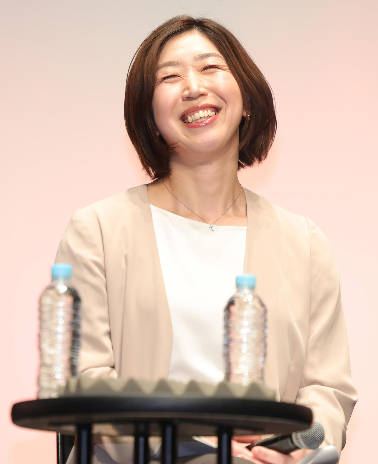 日本バレーボール協会の新ブランド発表イベントのトークセッションに登場したアスリート委員会の荒木絵里香委員（撮影・野上伸悟）