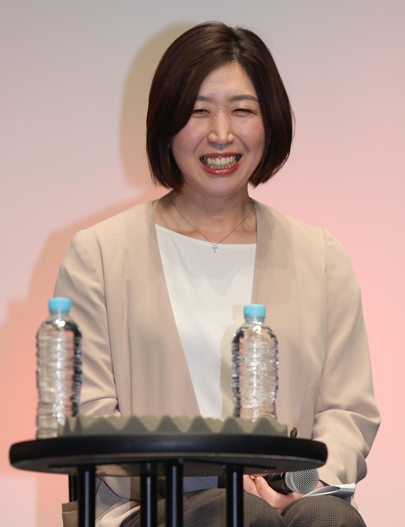 日本バレーボール協会の新ブランド発表イベントのトークセッションに登場したアスリート委員会の荒木絵里香委員（撮影・野上伸悟）