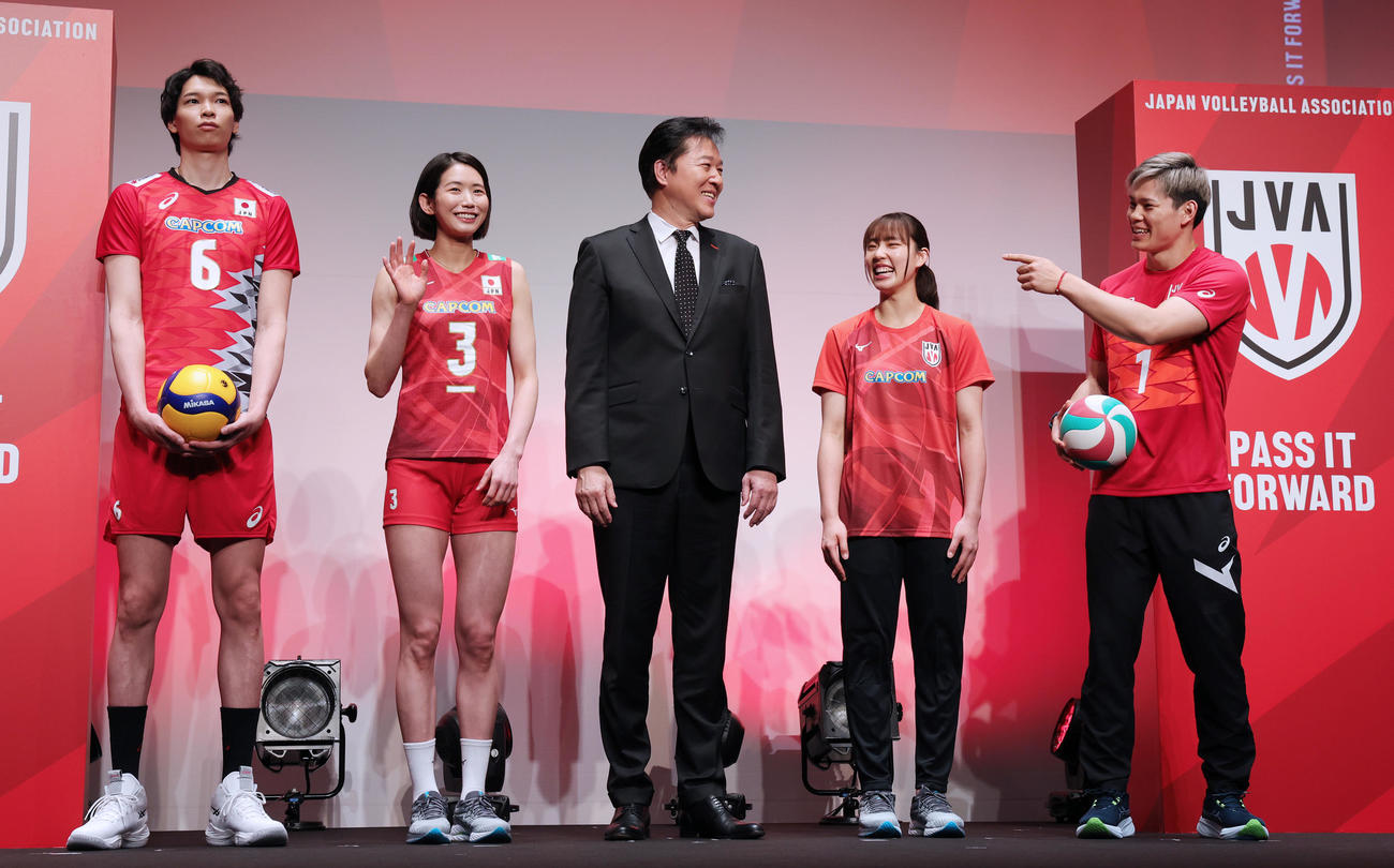 日本バレーボール協会の新ブランド発表イベントに登場し、新エンブレム、新ユニホームなどを披露した、左から山内、古賀、川合会長、関、西田（撮影・野上伸悟）