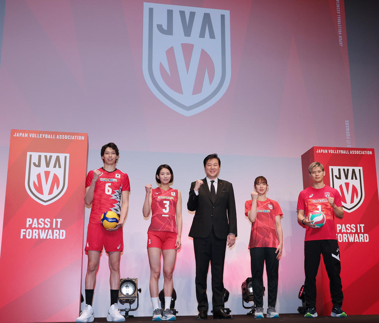 日本バレーボール協会の新ブランド発表イベントに登場し、新ユニホームとウエアを着用し登場した、左から山内、古賀、川合会長、関、西田（撮影・野上伸悟）