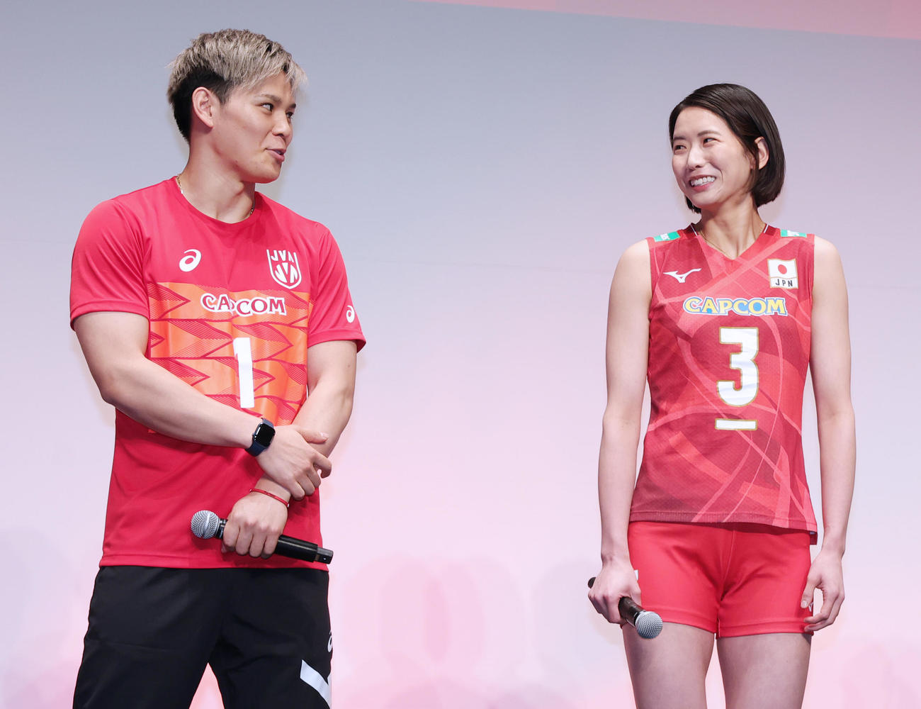 日本バレーボール協会の新ブランド発表イベントに登場した西田（左）と古賀（撮影・野上伸悟）