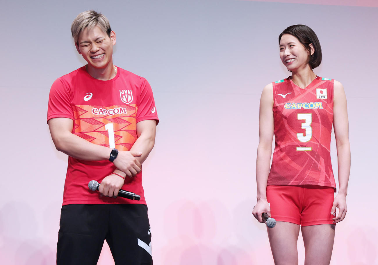 日本バレーボール協会の新ブランド発表イベントに登場した西田（左）と古賀（撮影・野上伸悟）