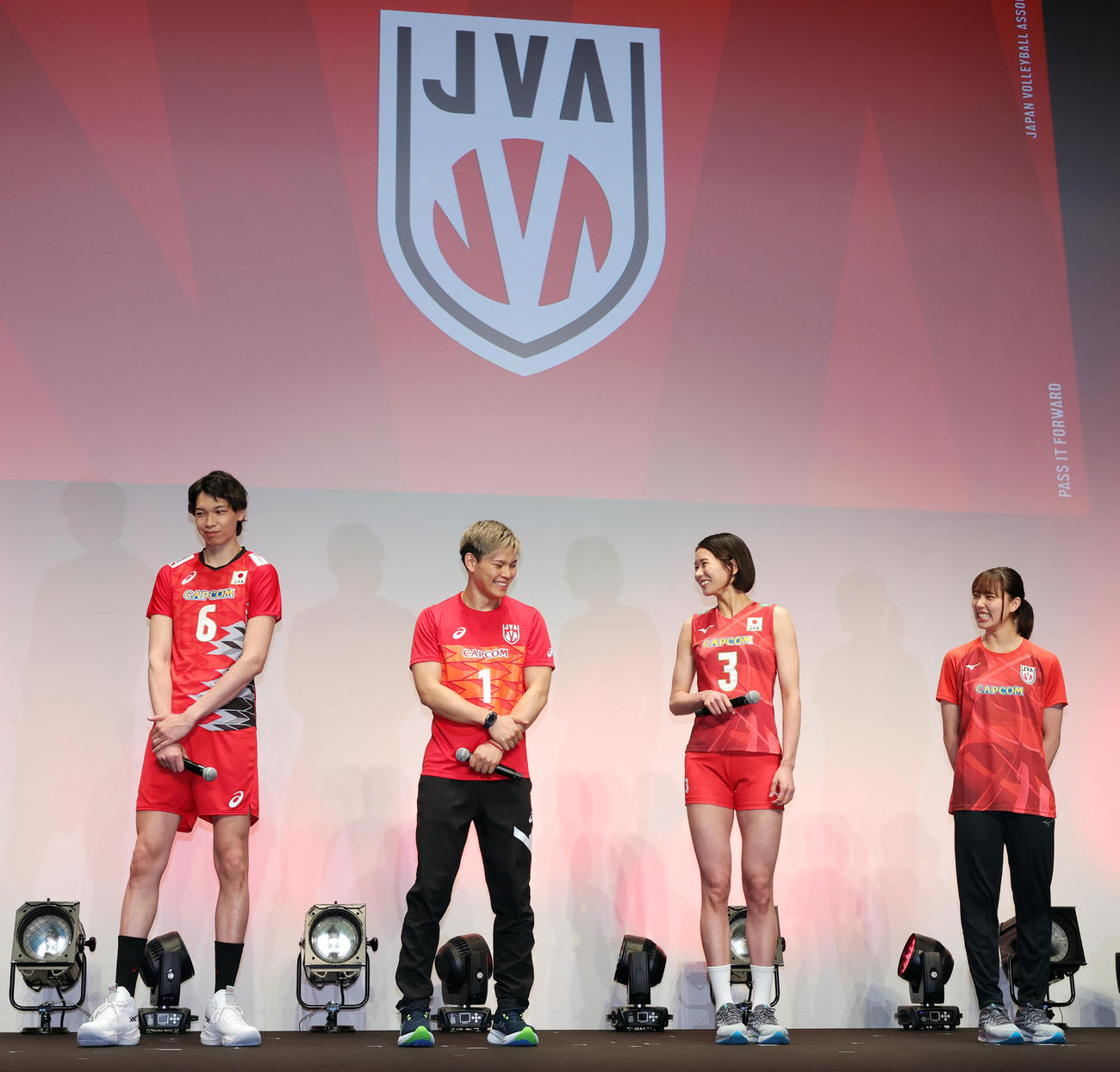 日本バレーボール協会の新ブランド発表イベントに登場した、左から山内、古賀、西田、関。新エンブレム、ユニホームなどもお披露目となった（撮影・野上伸悟）