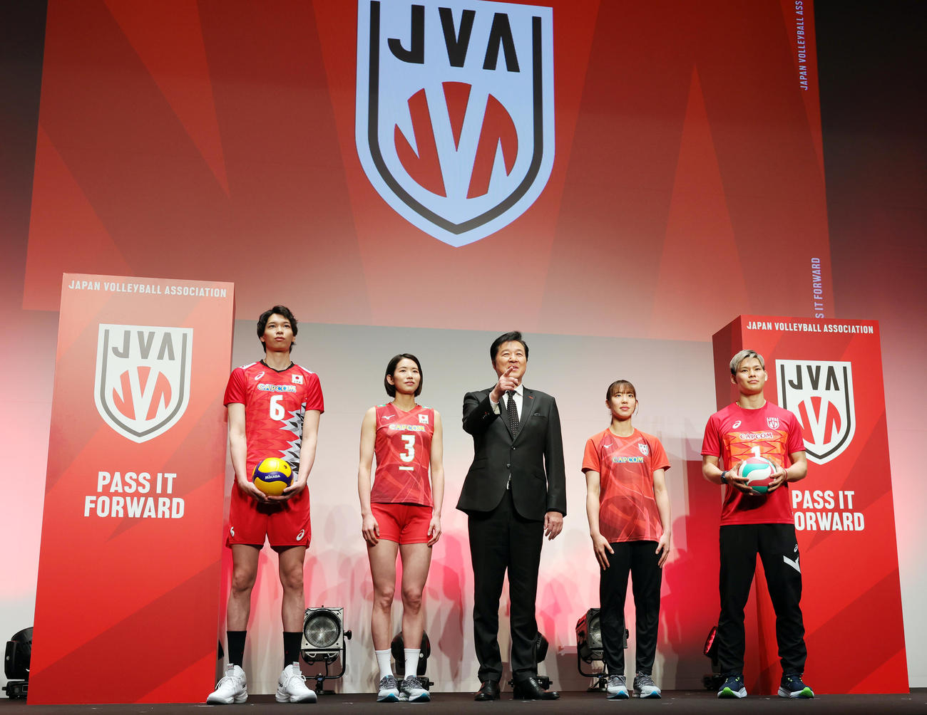 日本バレーボール協会の新ブランド発表イベントに登場し、新エンブレム、新ユニホームなどを披露した、左から山内、古賀、川合会長、関、西田（撮影・野上伸悟）