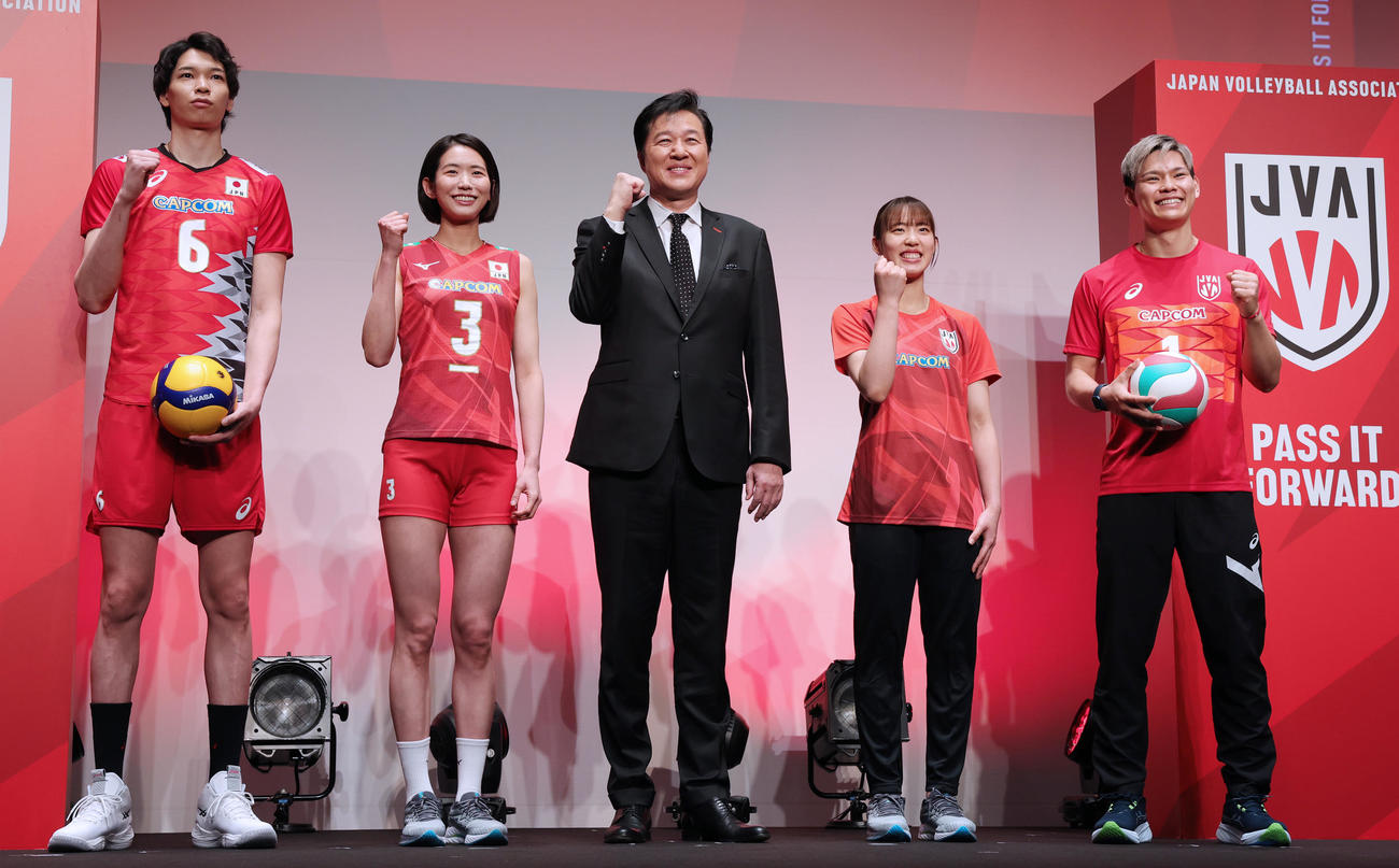 日本バレーボール協会の新ブランド発表イベントに登場した、左から山内、古賀、川合会長、関、西田（撮影・野上伸悟）