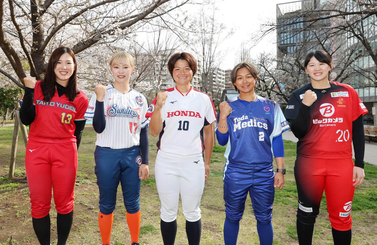 笑顔で写真に納まる、左から太陽誘電・曽根、日立・長谷川、ホンダ・塚本、戸田中央・鈴木、ビックカメラ高崎・勝股（撮影・鈴木正人）