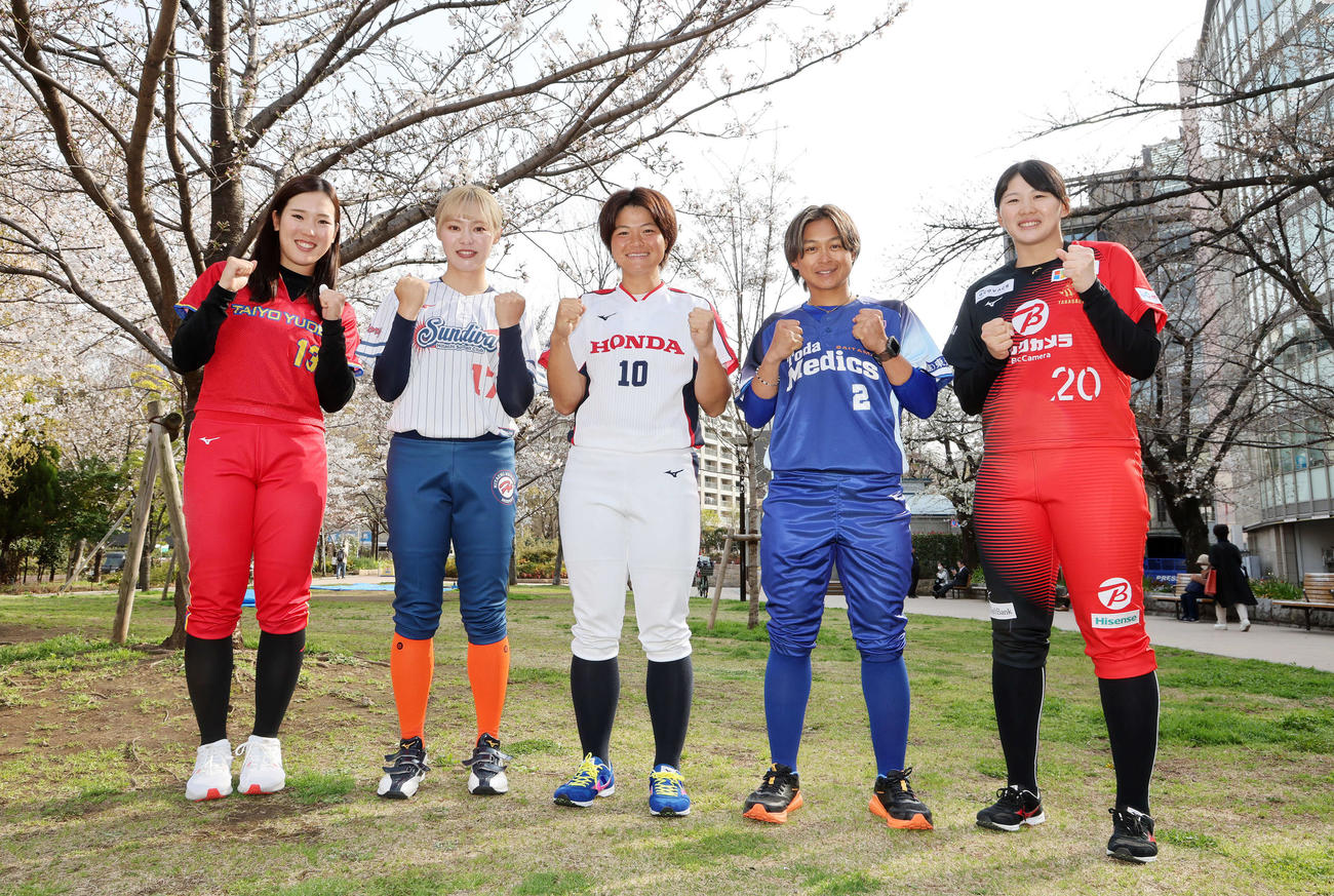 笑顔で写真に納まる、左から太陽誘電・曽根、日立・長谷川、ホンダ・塚本、戸田中央・鈴木、ビックカメラ高崎・勝股（撮影・鈴木正人）