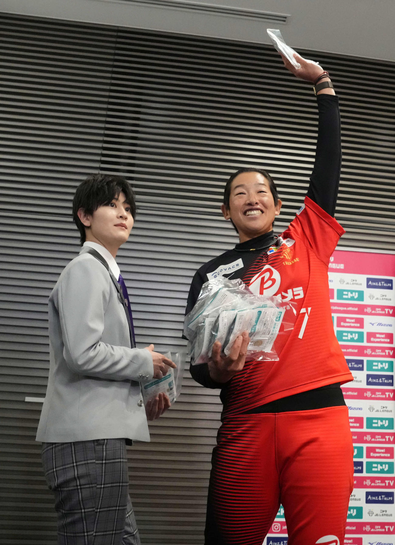 女子ソフトボール「ニトリJD．LEAGUE2024」記者会見で報道陣にお土産を配るビックカメラ高崎上野（撮影・小沢裕）