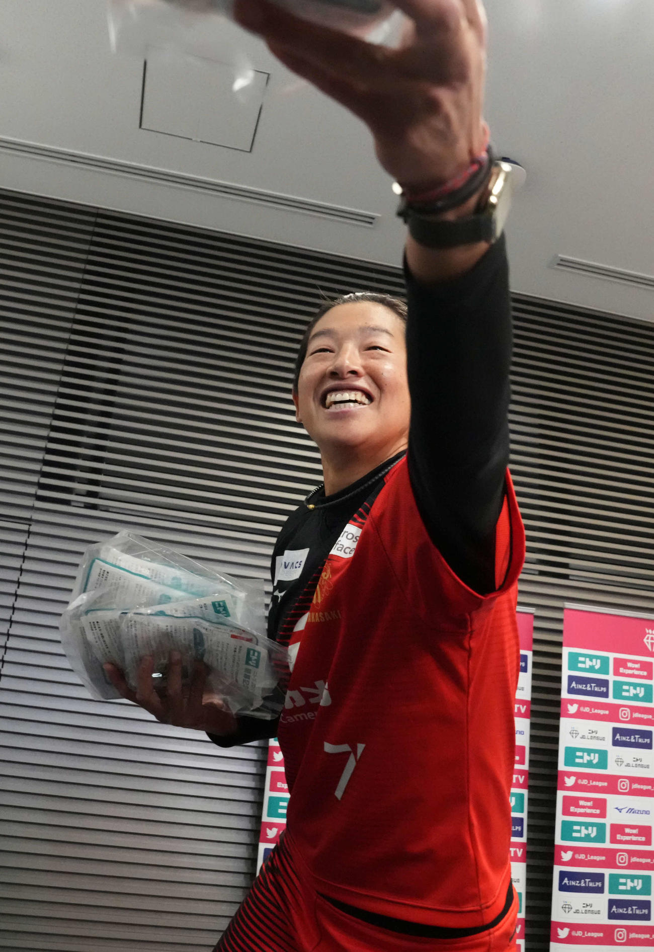 女子ソフトボール「ニトリJD．LEAGUE2024」記者会見で報道陣にお土産を配るビックカメラ高崎上野（撮影・小沢裕）