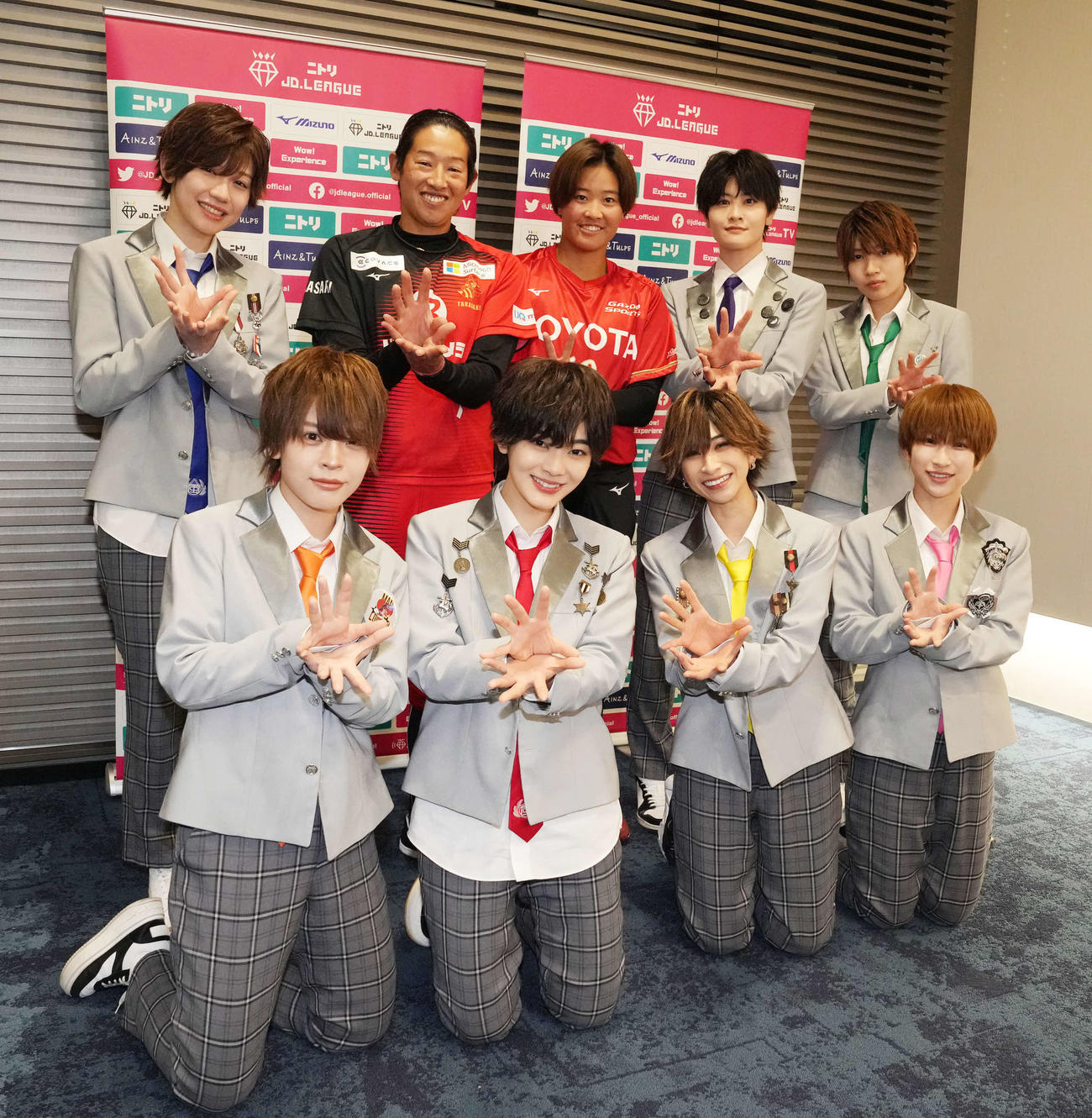女子ソフトボール「ニトリJD．LEAGUE2024」記者会見で公式応援団の風男塾のメンバーとカメハメハポーズを披露するビックカメラ高崎上野（後列左から2人目）トヨタ後藤（同3人目）。前列左から天堂太陽、赤星良宗、柚希関汰、胡桃沢鼓太郎、後列左から英城凜空、2人おいて凰紫丈源、葉崎アラン（撮影・小沢裕）