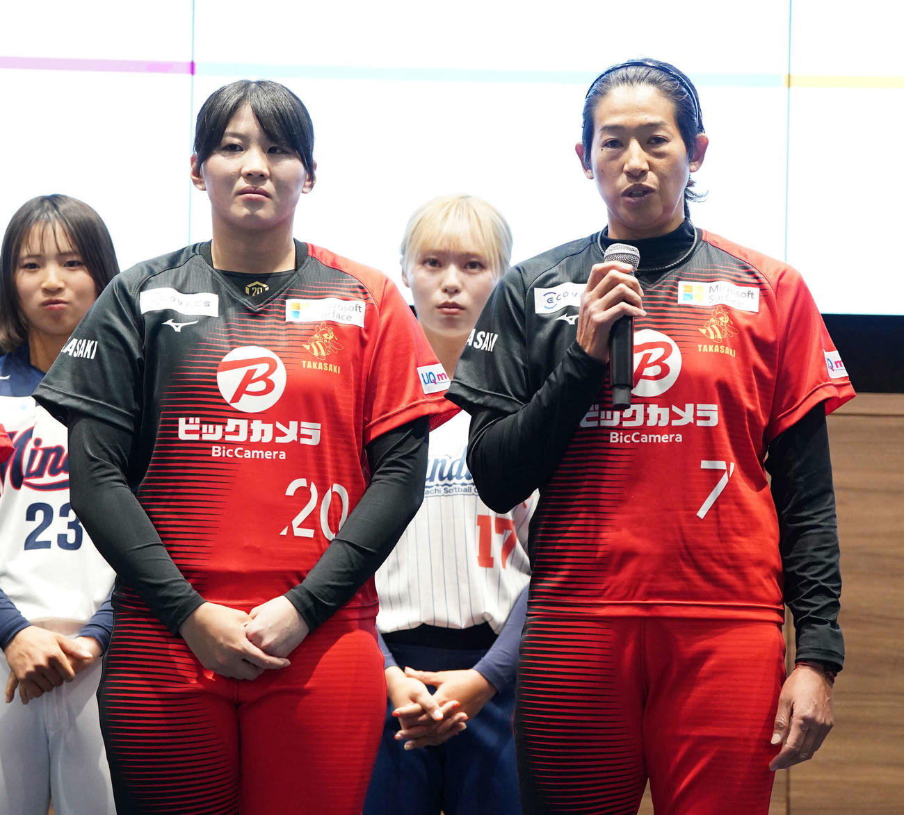 女子ソフトボール「ニトリJD．LEAGUE2024」記者会見で意気込みを語るビックカメラ高崎上野。左は勝股（撮影・小沢裕）