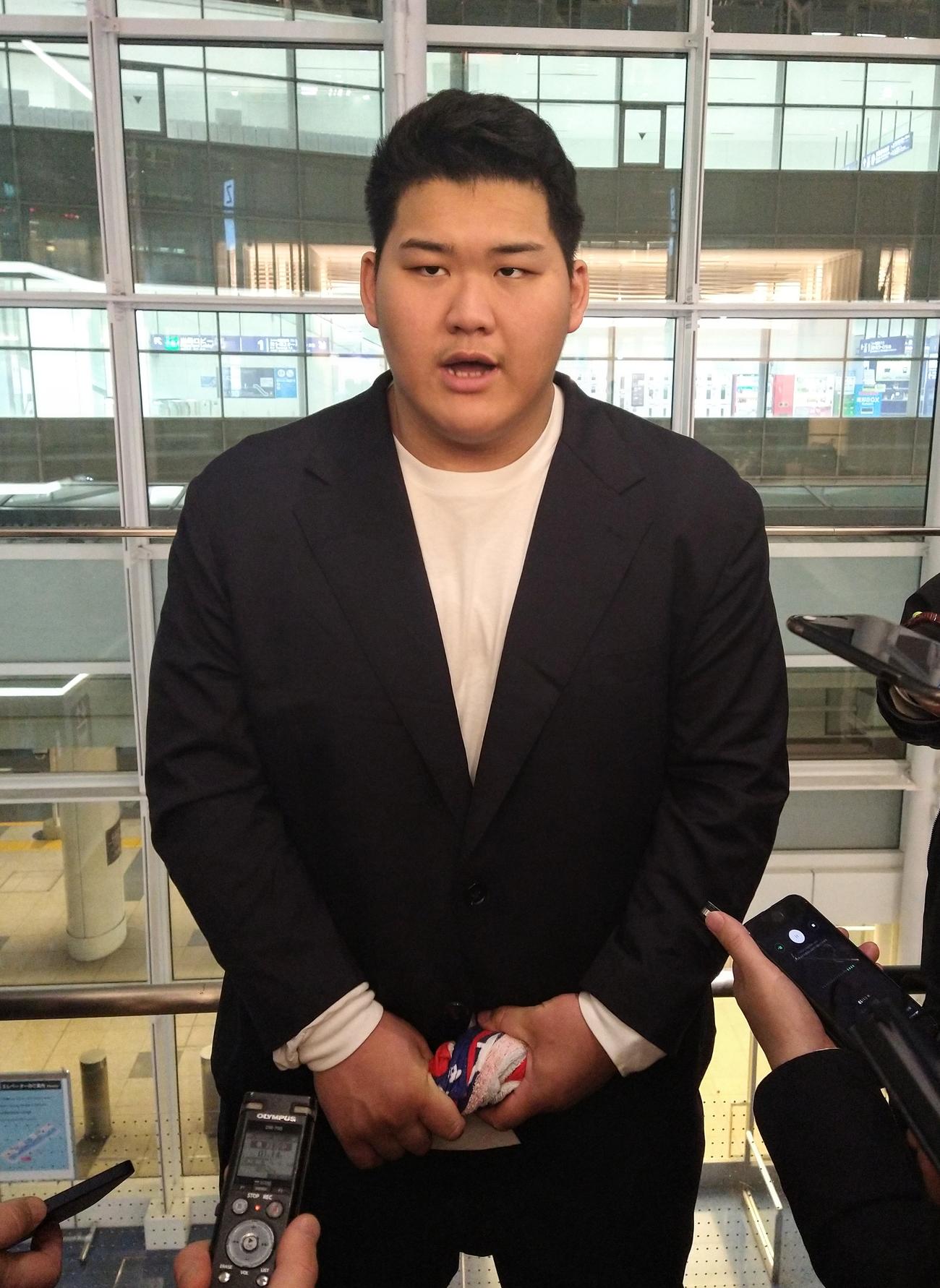 帰国して取材に応じる柔道男子100キロ超級の斉藤（撮影・木下淳）