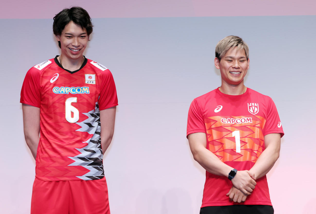 日本バレーボール協会の新ブランド発表イベントに登場した山内（左）と西田（撮影・野上伸悟）