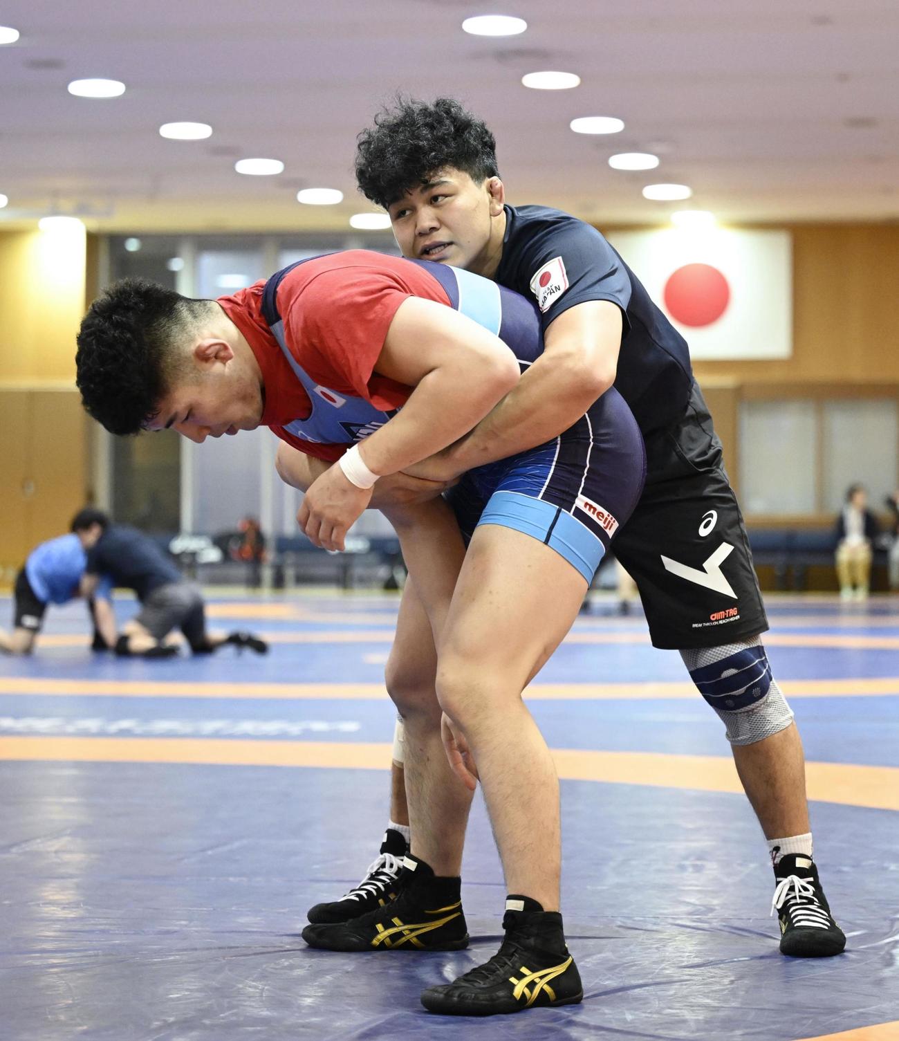強化合宿で調整する97キロ級の吉田アラシ（右）（共同）