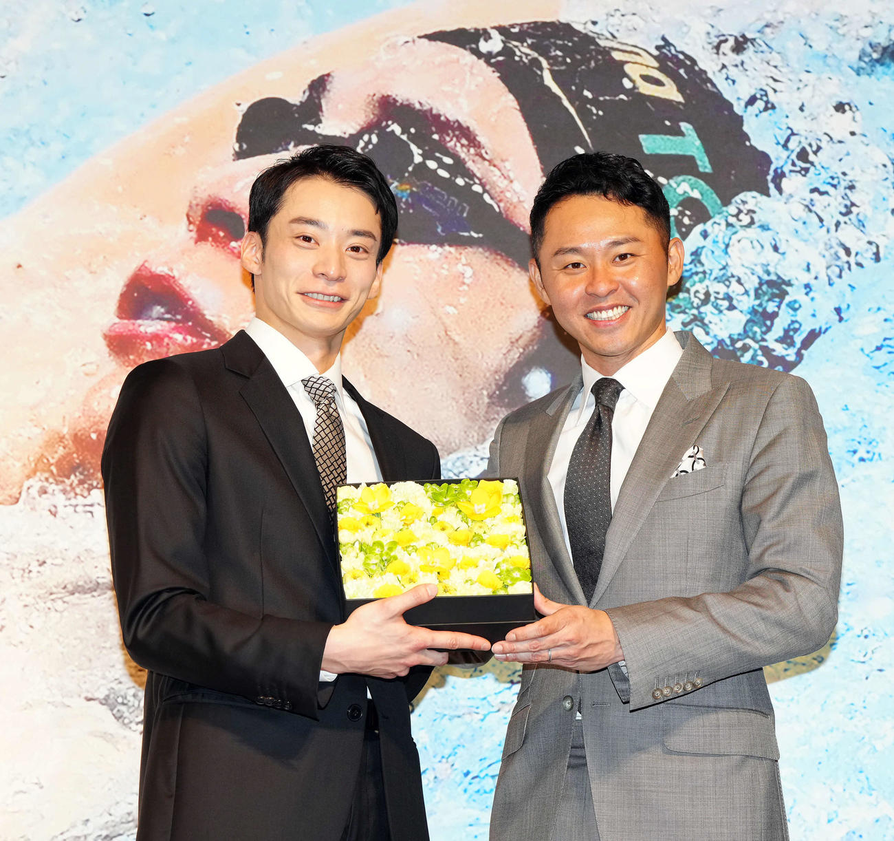 サプライズゲスト北島康介氏（右）と記念撮影に納まる入江（撮影・たえ見朱実）
