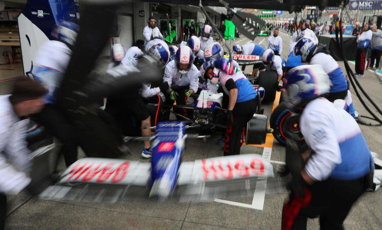 F1日本GPに備え、ピットでフロントウイングやタイヤ交換の練習に励むRBのクルー（撮影・宮崎幸一）