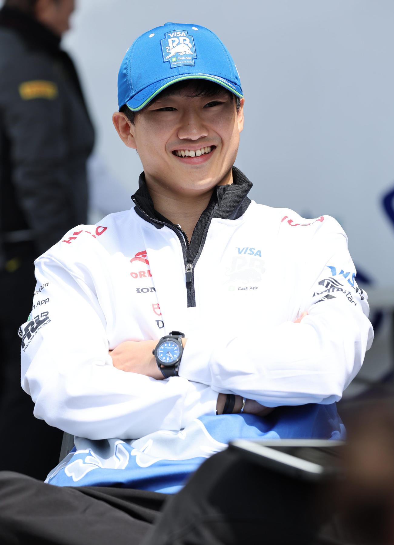 インタビューを受けて笑顔を見せるRBの角田裕毅（撮影・宮崎幸一）