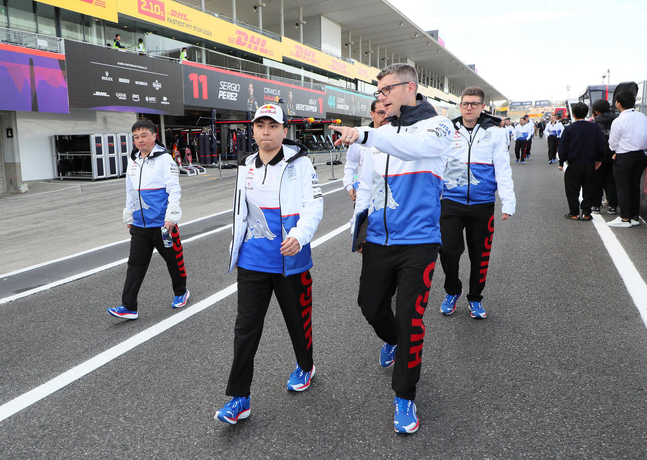RBでのFP1出走に向け、歩いてコースチェックに出る岩佐歩夢（撮影・宮崎幸一）