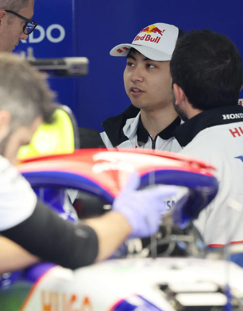RBでのFP1出走に向け、ピットで組み立てられるマシンの前で話し合う岩佐歩夢（撮影・宮崎幸一）