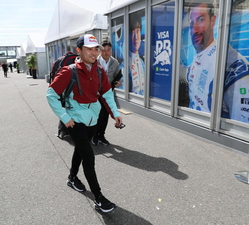 RBでのFP1出走に向け、正規ドライバーの角田裕毅（左）とリカルドの写真が貼り出されたホスピタリティブースに到着した岩佐歩夢（撮影・宮崎幸一）