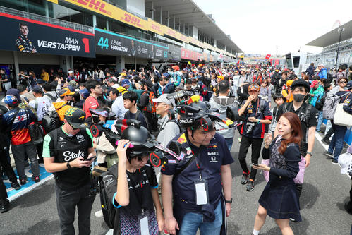 F1日本GPが開幕し、ピットウォークは大賑わいを見せた（撮影・宮崎幸一）