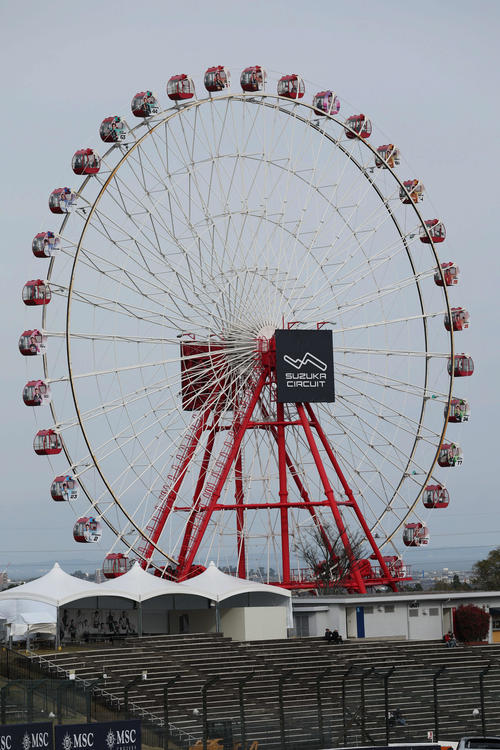 F1日本GPが開幕。コース脇の観覧車はドライバーの写真が入った特別装飾となる（撮影・宮崎幸一）
