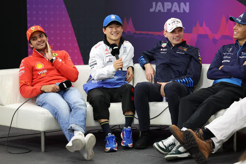 F1日本GPが開幕。公式会見に臨んだ、左からフェラーリのサインツJr、RBの角田、レッドブルのフェルスタッペン、ウィリアムズのアルボン（撮影・宮崎幸一）