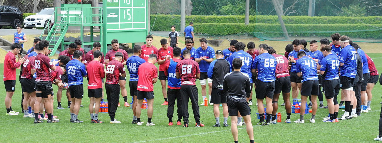 練習終わりに円陣を組む静岡ブルーレヴズの選手ら