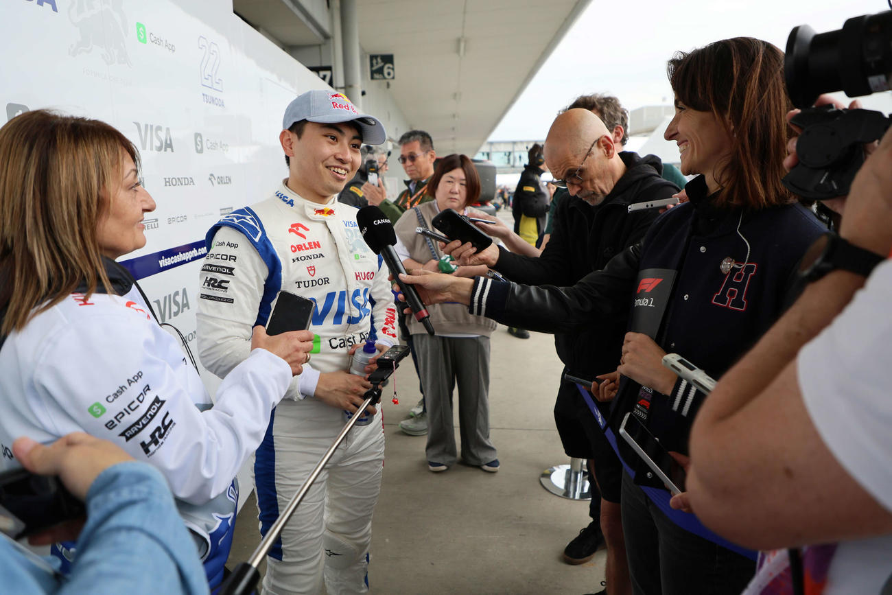 F1日本GPフリー走行1回目を終え、笑顔を見せるRBの岩佐歩夢（撮影・宮崎幸一）