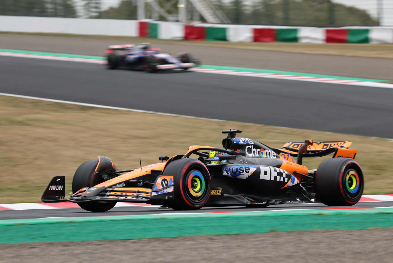 F1日本GPフリー走行2回目、小雨となったFP2でトップとなったマクラーレンのピアストリ（撮影・宮崎幸一）
