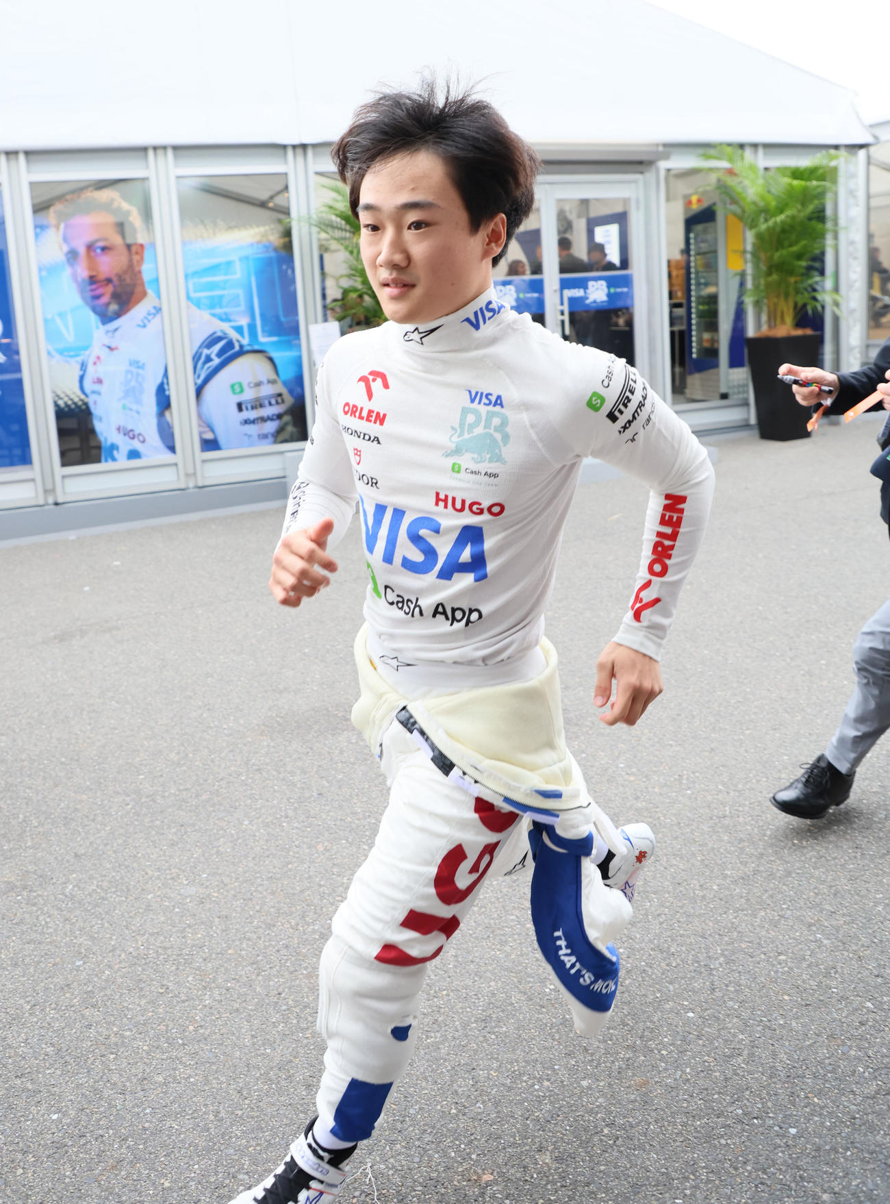 F1日本GP　FP1開始直前にピットに駆け込むRBの角田裕毅（撮影・宮崎幸一）