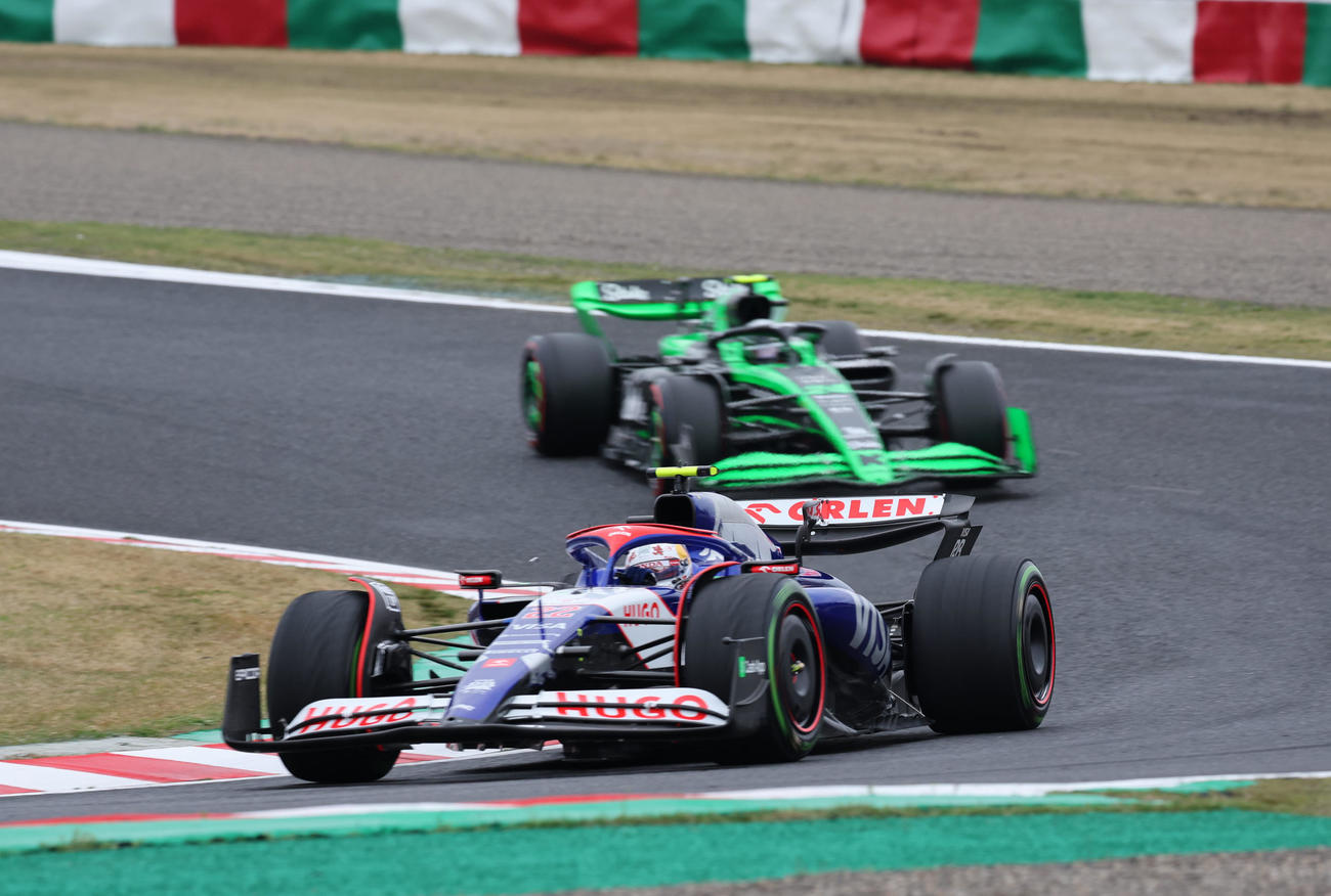 F1日本GP　デグナーカーブを通過するRBの角田裕毅（撮影・宮崎幸一）