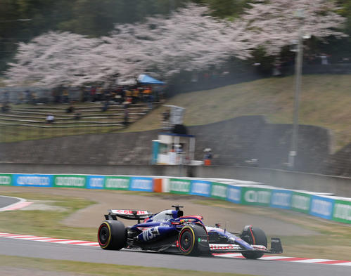 F1日本GPフリー走行1回目、桜をバックに疾走するRBの岩佐歩夢（撮影・宮崎幸一）
