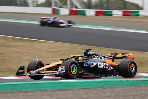 F1日本GPフリー走行2回目、小雨となったFP2でトップとなったマクラーレンのピアストリ（撮影・宮崎幸一）