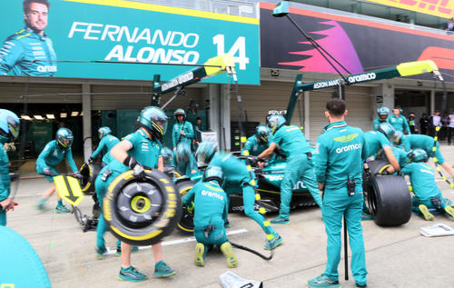 F1日本GP　ピット作業を練習するアストンマーティンチーム（撮影・宮崎幸一）