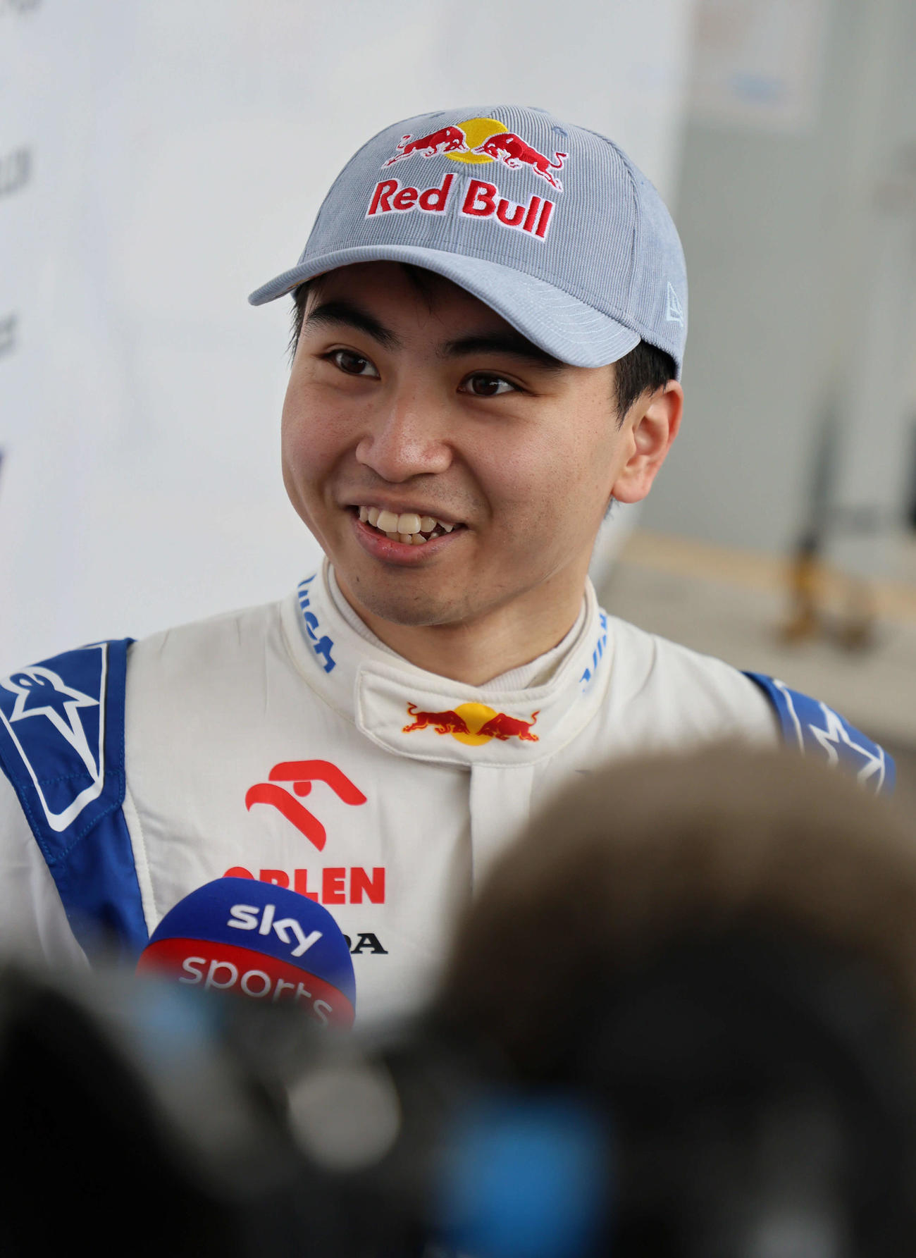 F1日本GPフリー走行1回目を終え、笑顔を見せるRBの岩佐歩夢（撮影・宮崎幸一）