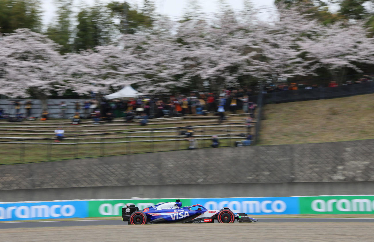 F1日本GPフリー走行1回目、桜をバックに疾走するRBの岩佐歩夢（撮影・宮崎幸一）