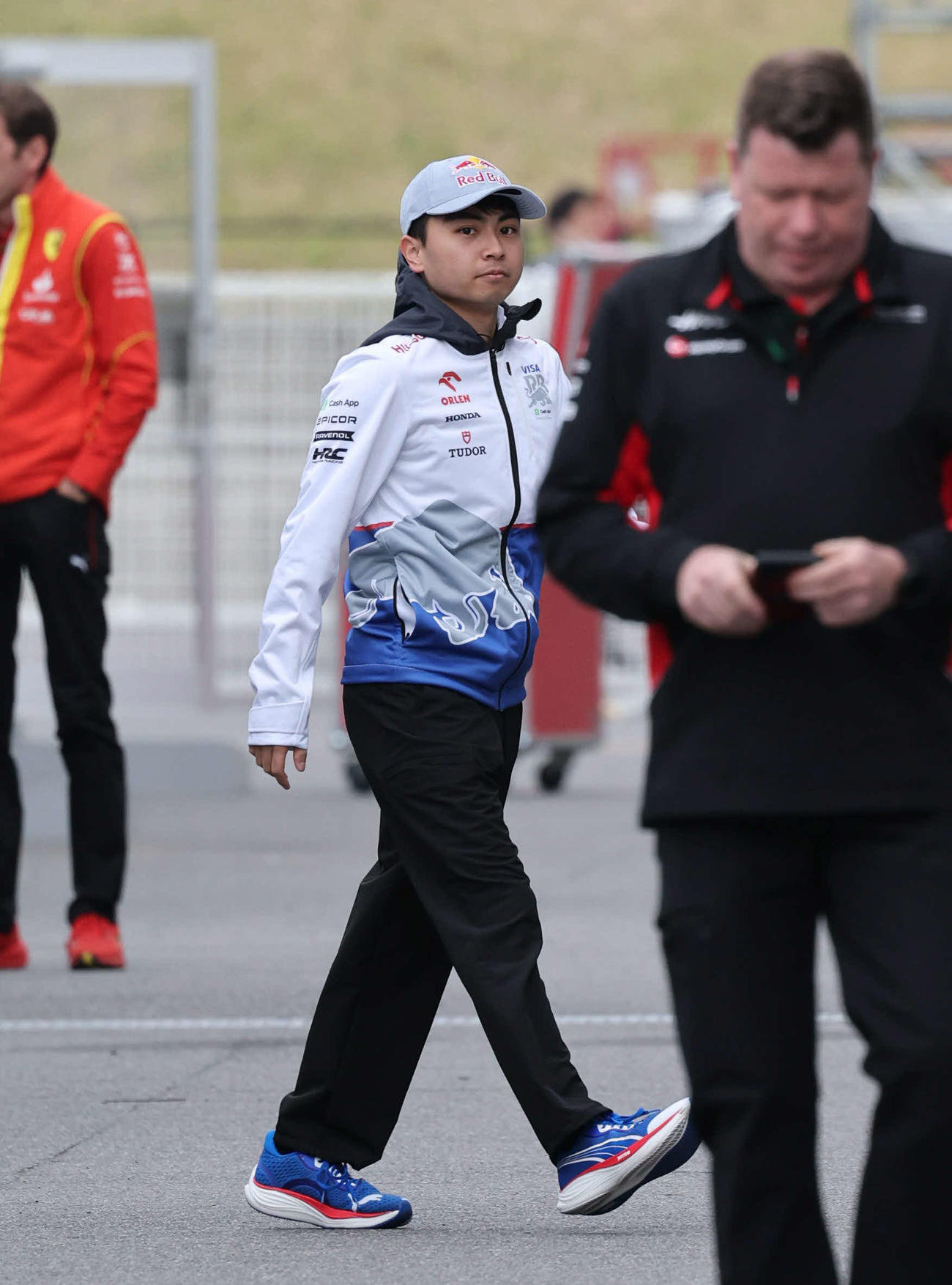 F1日本GPフリー走行1回目に備え、ピットに向かうRBの岩佐歩夢（撮影・宮崎幸一）