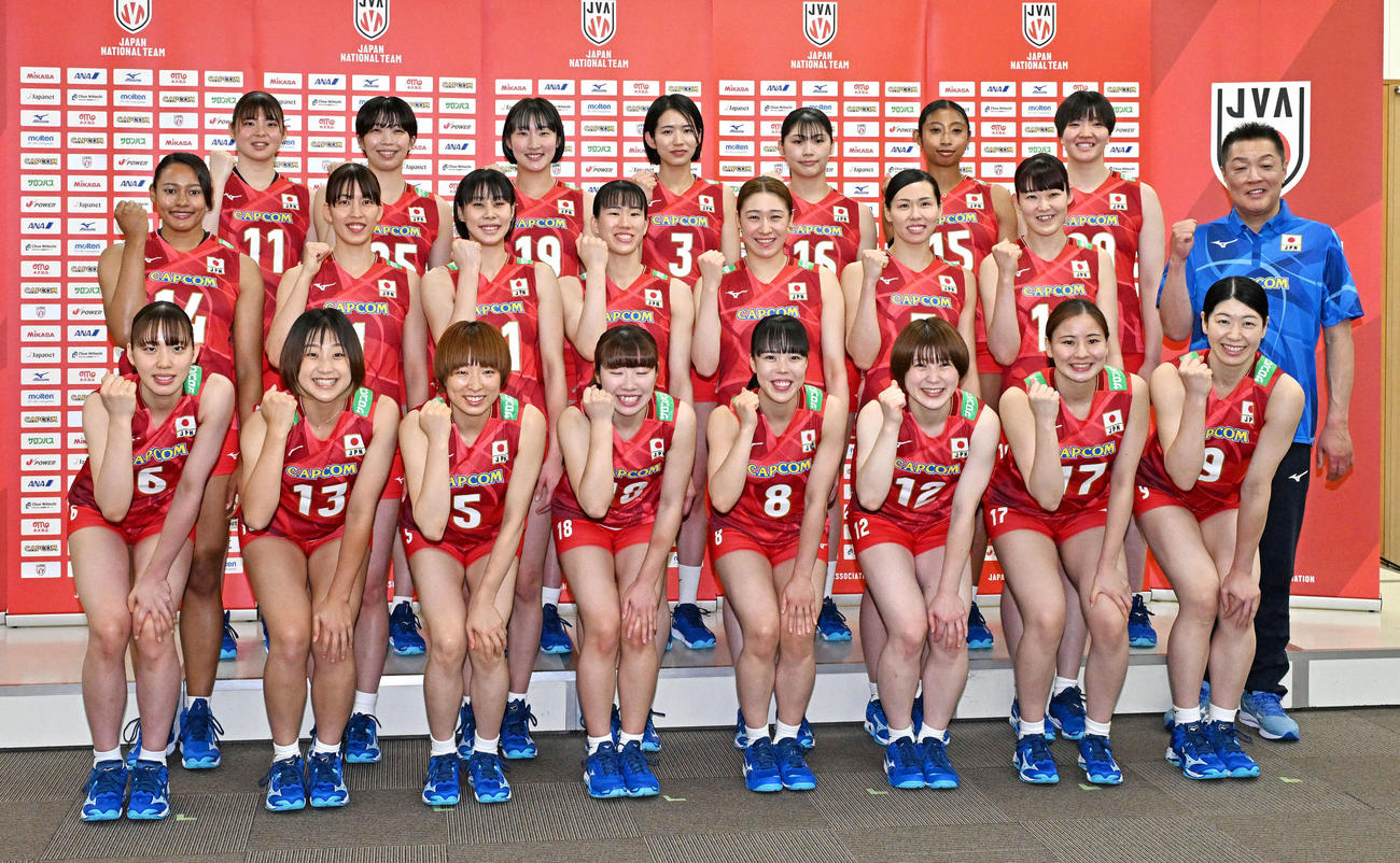 記念撮影するバレーボール女子日本代表の選手たち。前列左から関、松井、山岸、中川、小島、福留、西村、田中。中列左からオクム大庭、岩崎、和田、林、石川、渡辺、井上愛、真鍋監督。後列左から山田、山中、平山、古賀、黒後、宮部、荒木（撮影・滝沢徹郎）
