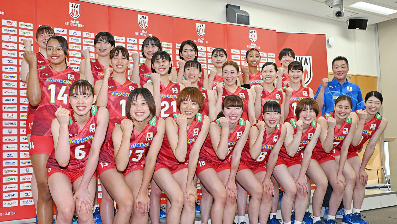 記念撮影するバレーボール女子日本代表の選手たち。前列左から関、松井、山岸、中川、小島、福留、西村、田中。中列左からオクム大庭、岩崎、和田、林、石川、渡辺、井上愛、真鍋監督。後列左から山田、山中、平山、古賀、黒後、宮部、荒木（撮影・滝沢徹郎）