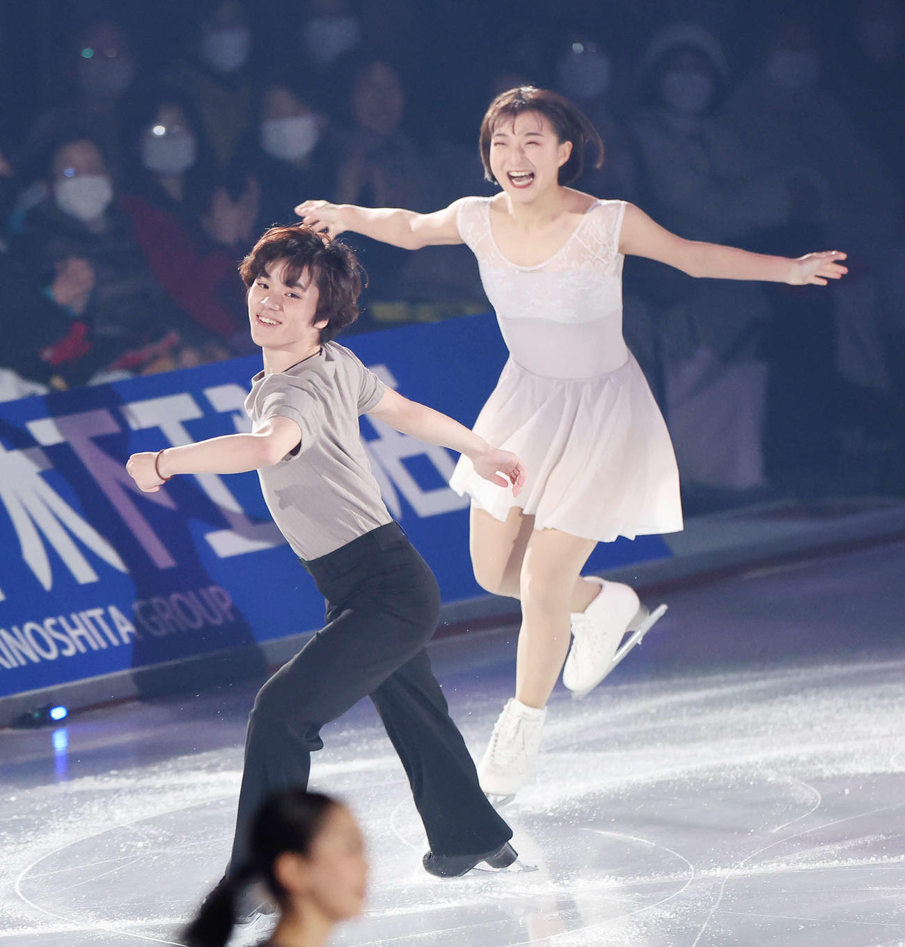 「スターズ・オン・アイス　ジャパンツアー2024」で演技を披露する宇野（左）と坂本（撮影・宮地輝）